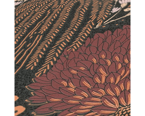 Close-up van een bloemenbehang met gestileerde bloemen en geometrische elementen