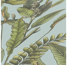 Close-up van een behang met een botanisch patroon van bladeren en bloemen.