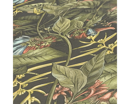 Detailopname van een donker behang met weelderig blad- en bloemmotief