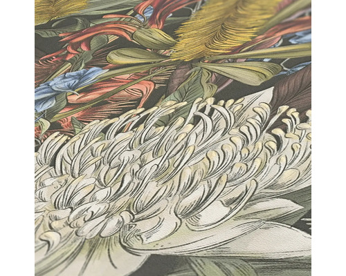 Close-up van een bloemenbehang met gedetailleerde bloem- en plantmotieven