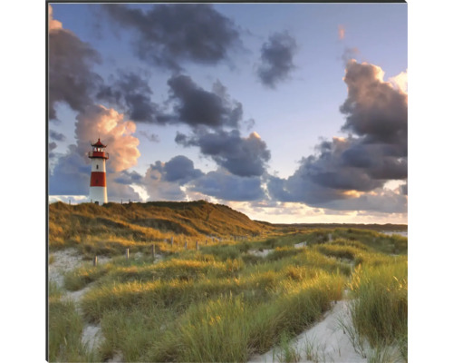 Foto van een vuurtoren in een duinlandschap