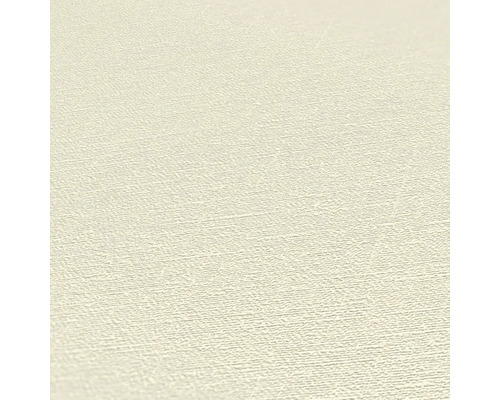 Close-up van een beige vliesbehang met een lichte textuur.