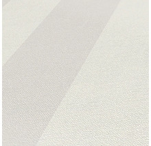 Close-up van een licht vinylbehang met streepmotief