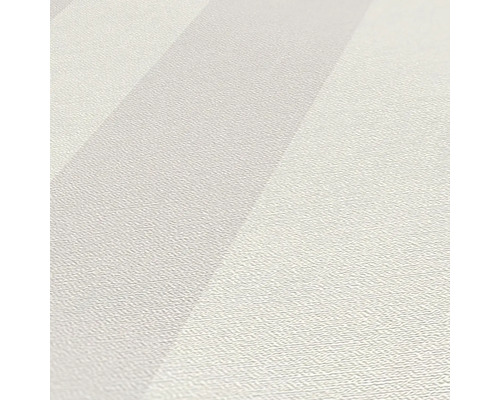 Close-up van een licht vinylbehang met streepmotief