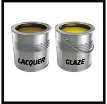 Twee verfblikken: Een blik lak en een blik glazuur.