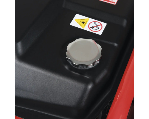 Detailopname van een generator met tankdop en waarschuwingen betreffende brandbare stoffen