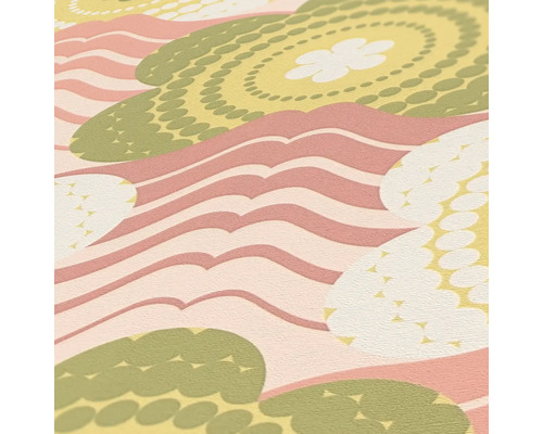 Close-up van een behang met bloemen en golvende lijnen