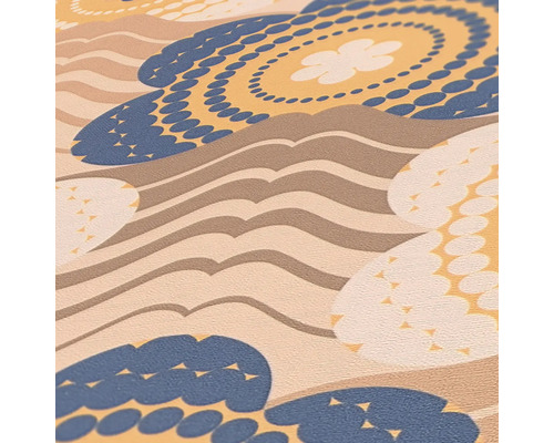 Close-up van een patroonbehang met bloemmotieven en golvende elementen