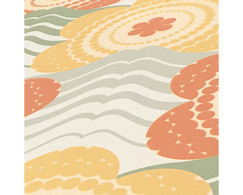 Close-up van een behang met een bloemmotief en golvende lijnen