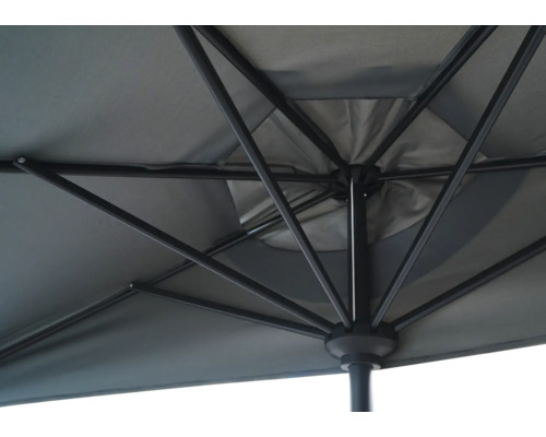 Detailweergave van de onderkant van een tuinzonne parasol met metalen frame