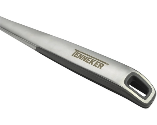 Tenneker logo op een metalen barbecue spatel