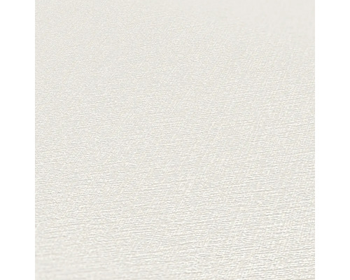 Close-up van een wit vliesbehang met fijne textuur.