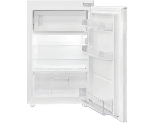 Witte koelkast met open deur, interieur met planken