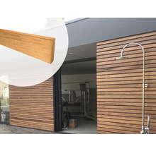 Buitendouche met horizontale houten bekleding en uitvergrote houten lat