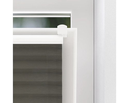 Gedetailleerde weergave van een grijs duo rolgordijn op een raam met een wit frame