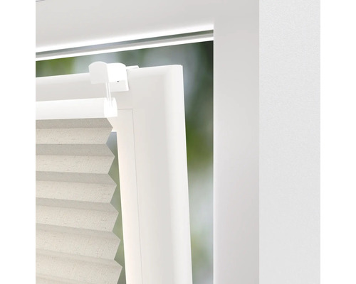 Detailopname van een plisségordijn op een raam