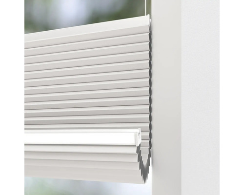 Close-up van een plisségordijn op een raam