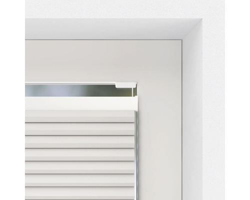 Detailaanzicht van een raamkozijn met plisségordijn