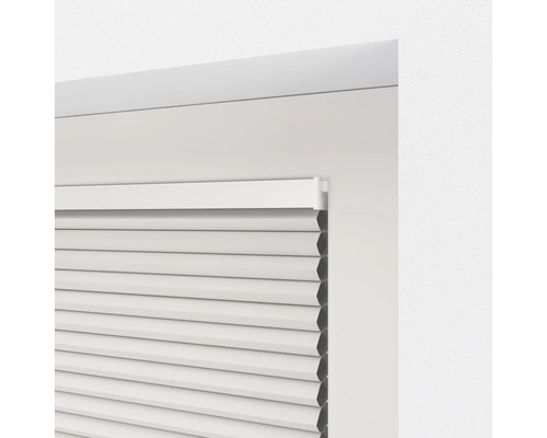 Detail van een plisségordijn op een raam