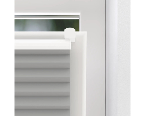 Gedetailleerde foto van een wit jaloezie op het raam