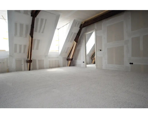 Afgetimmerde zolder met gipsplaten, houten balken en een zandcementvloer.