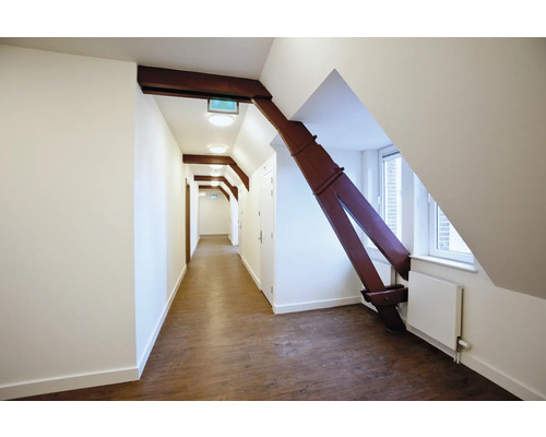 Gang met houten balken en plafondlampen