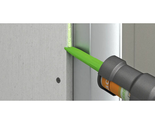 Pistoolspuitmond vult een voeg met afdichtmiddel