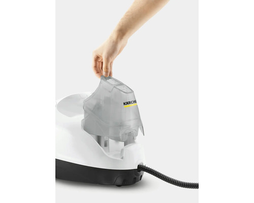 Hand vult stoomreinigertank. Kärcher-logo.