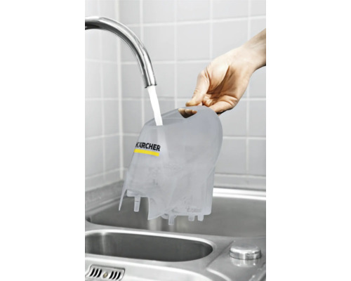 Een transparante Kärcher tank vullen met water in de wasbak