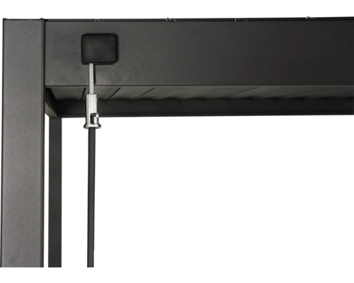 Detailopname van een terrasoverkapping met trekstang voor de bediening van de zonwering