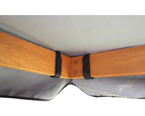 Detailaanzicht van de houten constructie met stoffen bekleding