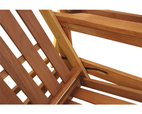 Detailopname van een houten ligstoel met lattenbodem