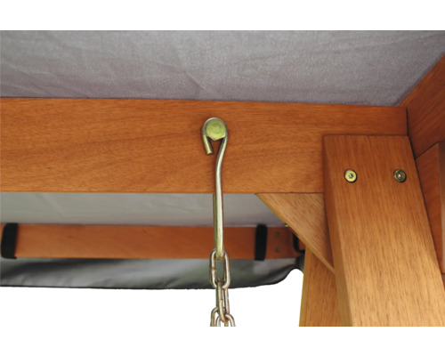 Detailopname van een tuinschommel met haken en ketting