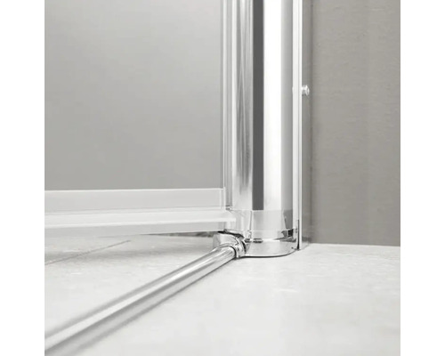 Detailopname van een douchecabine met frame en steunstang