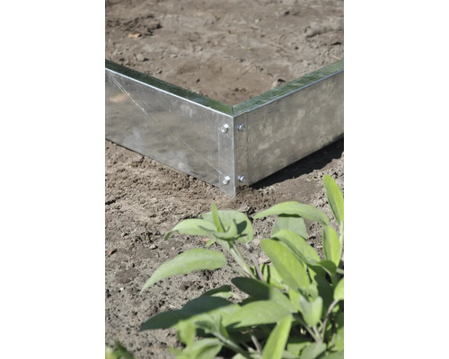 Detailweergave van een metalen verhoogde tuinbak in de tuin.