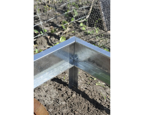 Detail van een metalen verhoogde tuinbedframe in de tuin.