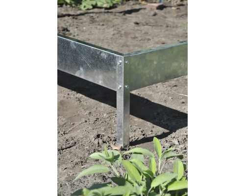 Metalen plantenbak in de tuin