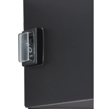 Detail van een zwart apparaat met een schakelaar