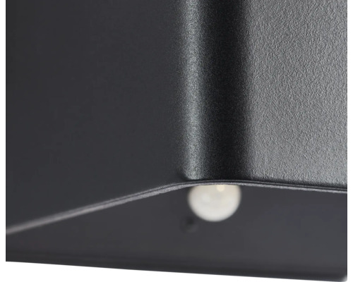 Detailopname van een buitenlamp met bewegingsmelder