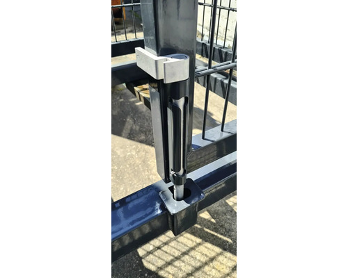 Detailopname van een hekvergrendeling voor het beveiligen van een tuinafscheiding.