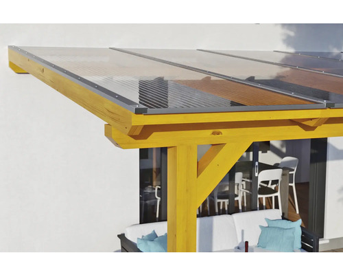 Close-up van een houten terrasoverkapping met een transparant dak ter bescherming tegen weersinvloeden.