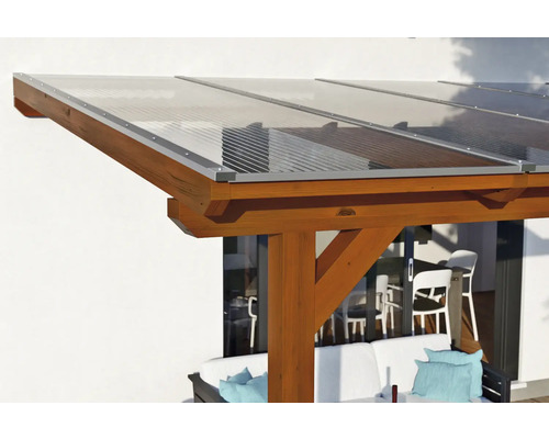 Detailopname van een terrasoverkapping met houten frame en transparant dak