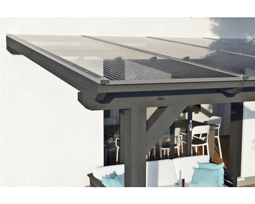 Detailopname van een terrasoverkapping met transparante panelen en houten frame.