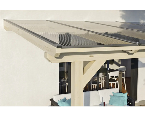 Gedetailleerd aanzicht van een houten terras met een transparant dak ter bescherming tegen weersinvloeden.