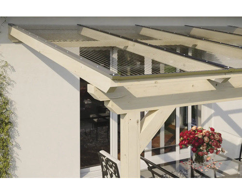 Houten terrasoverkapping met transparante golfplaten