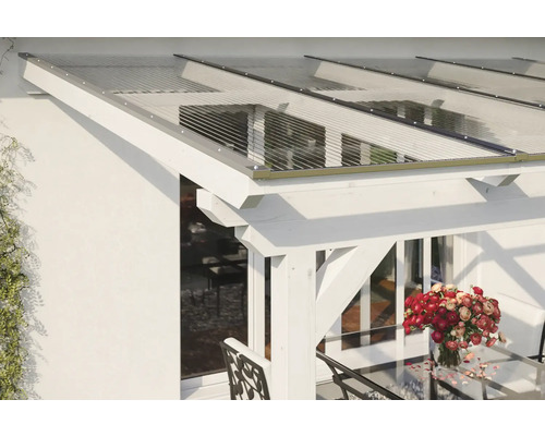 Terrasoverkapping met transparante platen en houten constructie