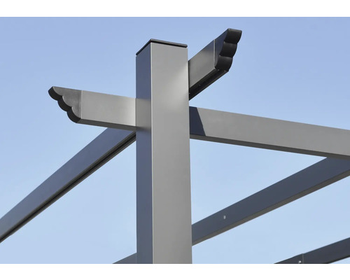 Detailopname van een grijze pergola constructie.