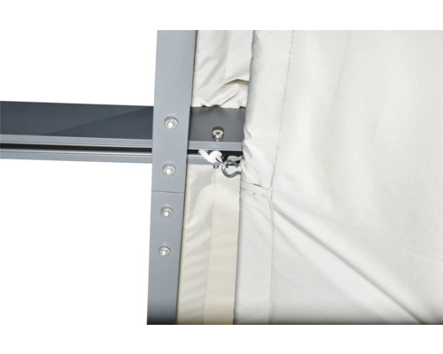 Detail van een paviljoen met metalen frame en stoffen gordijn