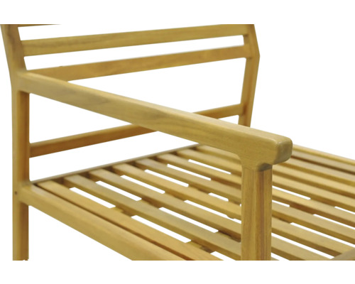 Detailopname van een houten stoel met armleuning en lattenbodem