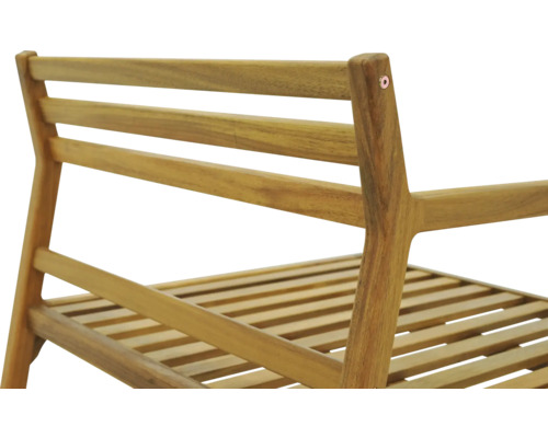 Detail van een houten armstoel met lattenstructuur voor buiten